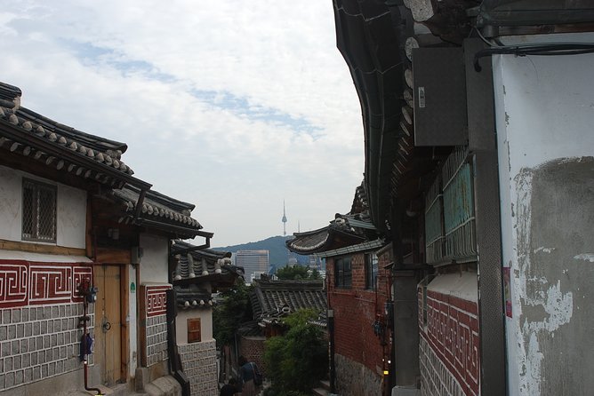 8 Hours Private tour with top attractions in Seoul - Passing the Blue House Area: Government Curiosity, Without the Crowd Crush