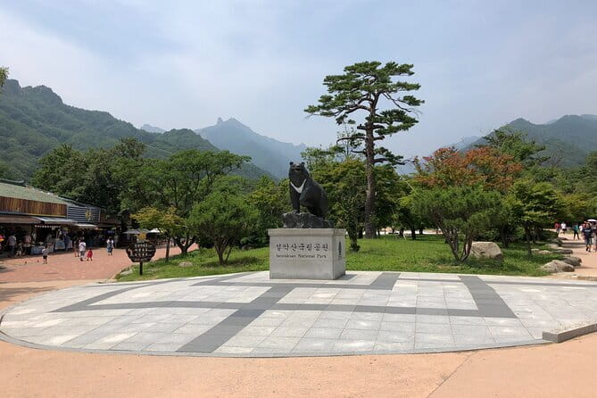 Autumn Foliage-Mt. Seorak, Sokcho Fish Market, Sokcho Beach - Seoraksan National Park: fall color viewing plus temple classics