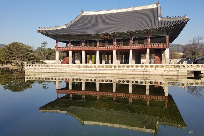 Best Walking Tour to Gyeongbok Palace Bukchon Hanok Village - Walking the palace-to-village transition toward Bukchon