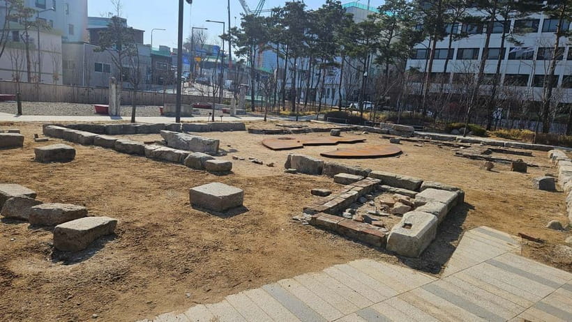 Blood & Tears: Korea Dark History Guided Walking Tour - Tongin Market lunch, Blue House power, and the feel of decisions made behind gates