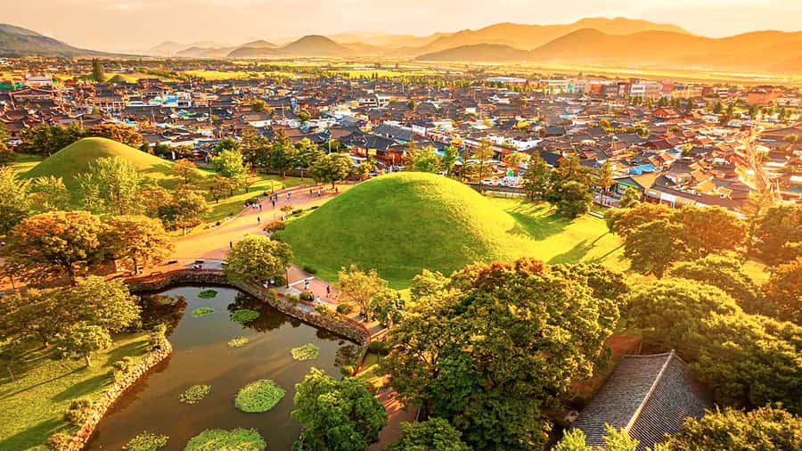 Busan: 7 Highlights Gyeongju City One Day Tour - Hwangnidan-gil for snacks and shopping, plus Daereungwon tumuli