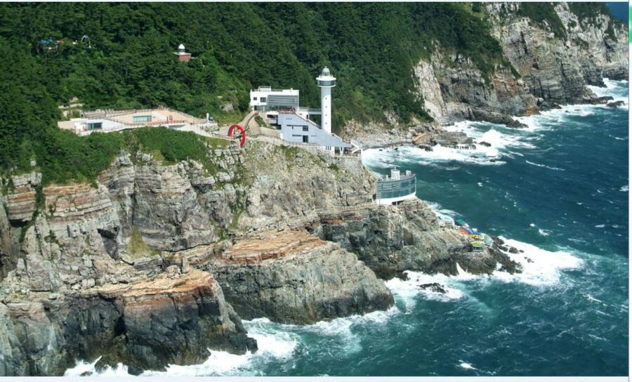 Busan: Coastal Treasures Beach Train, Culture Village & More - Songdo Skywalk and Cloud Trails: the glass over the sea moment