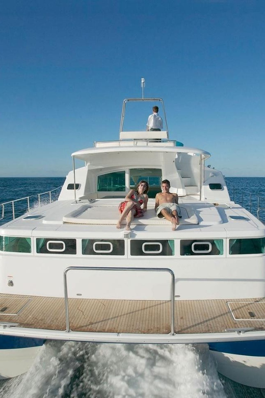 Busan: Group Sightseeing Yacht Cruise with Snacks and Drinks - Photo help that makes a difference, especially for groups