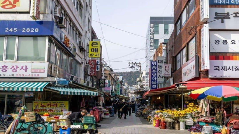 Busan: Jagalchi Market & Gamcheon village Walking Tour - Yongdusan Park and Busan Tower: your quick orientation moment