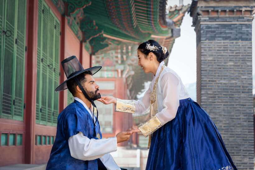 [Daehan Hanbok] Hanbok Photo Tour at a Palace - Getting dressed behind Exit 4 at Daehan Hanbok