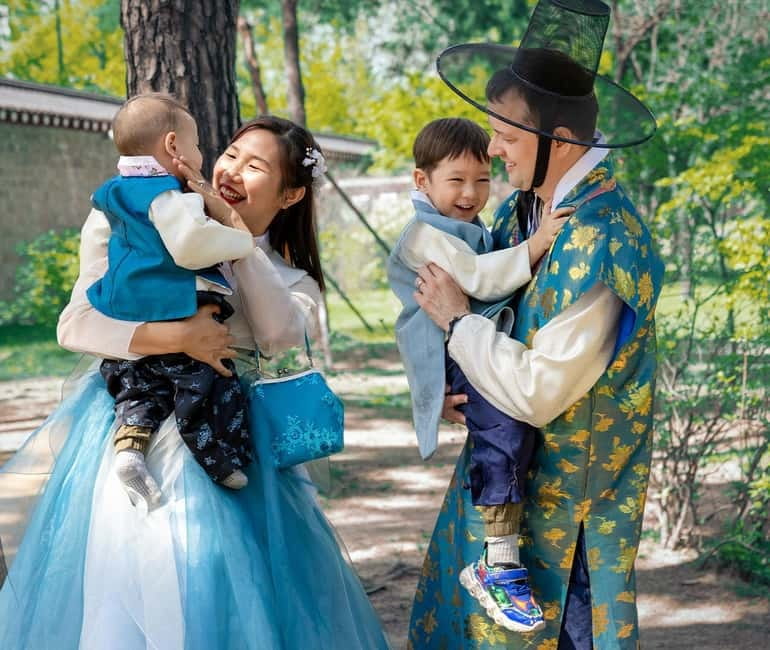 [Daehan Hanbok] Hanbok Photo Tour at a Palace - Photo delivery: 200+ unedited and 20 edited keeps the value honest