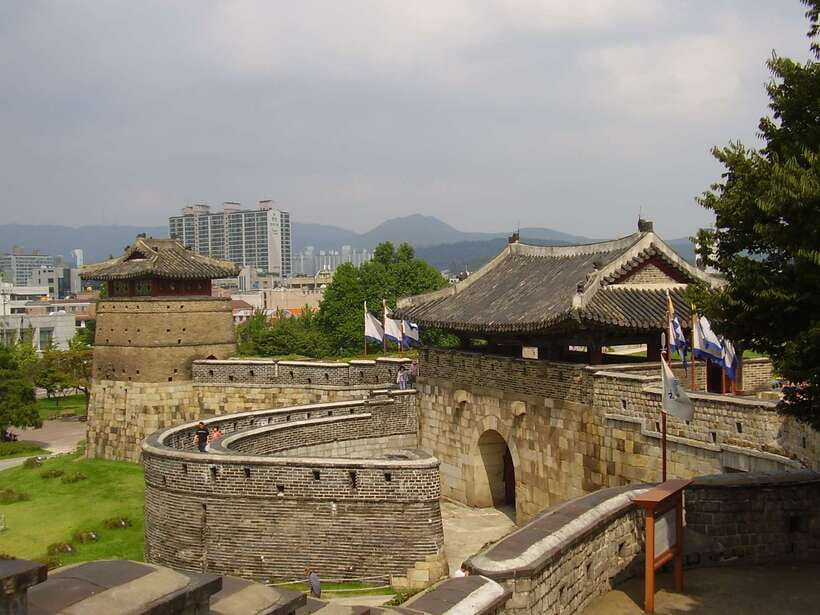 From Seoul: Suwon Hwaseong Fortress Tour - Hwaseong Haenggung Palace, a wartime residence you can picture