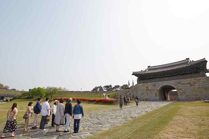 Full-day UNESCO Heritage Tour with Suwon Hwaseong from Seoul - Suwon Hwaseong Fortress: the wall walk and the payoff