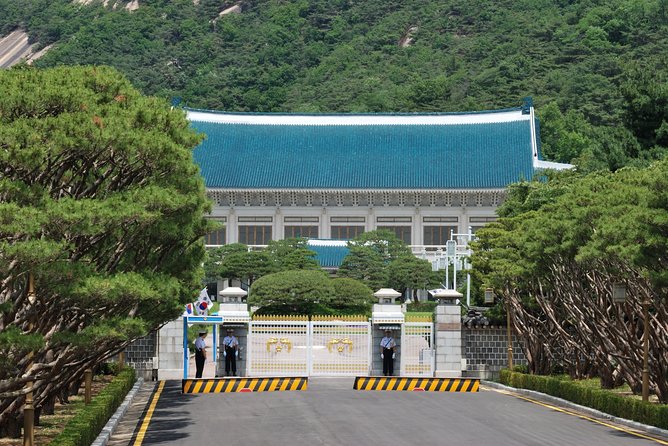 Gyeongbok Palace and Korean Folk Village Tour - The Blue House area and ginseng center stop: how to handle the sales pressure