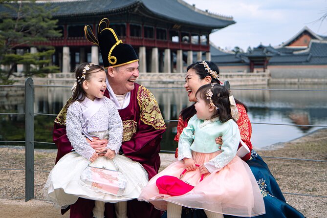 Gyeongbokgung palace family/group private photoshoot - Quick hits: what makes this photoshoot work so well