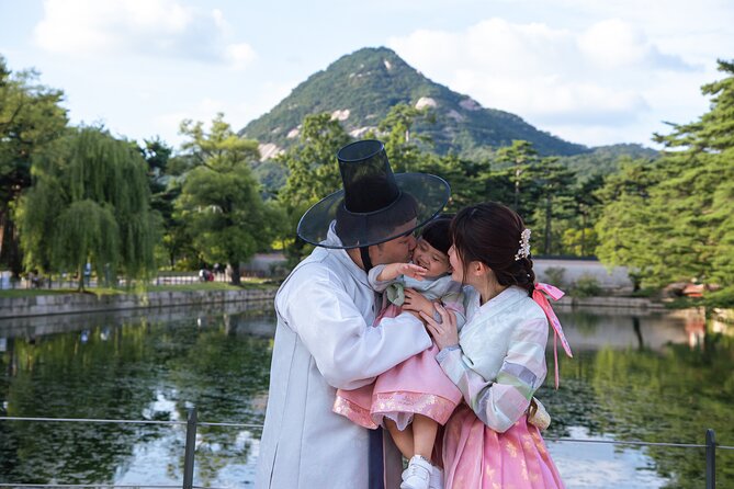 Gyeongbokgung palace family/group private photoshoot - Meeting at Yes Hanbok, then getting styled before you shoot