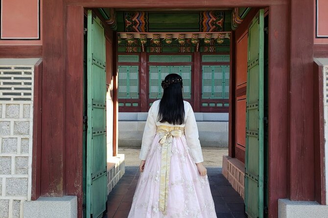 Gyeongbokgung Palace Hanbok Rental Experience in Seoul - Crowds, lines, and finding the store on Sajik-ro