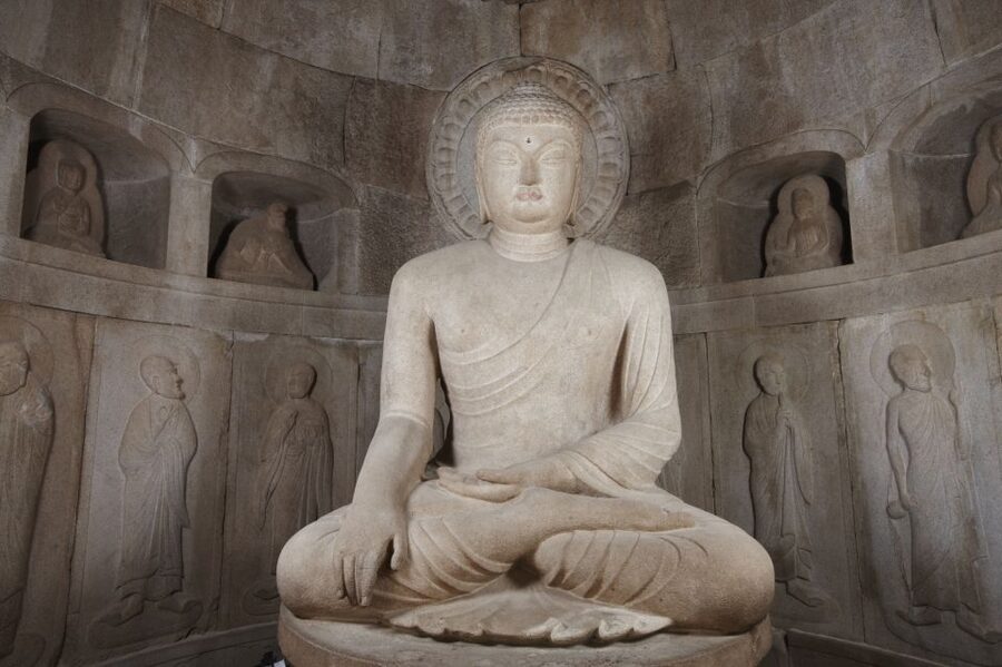 Gyeongju: UNESCO Heritage Tour Including Bulguksa Temple - Daereungwon Tomb Complex: Silla royalty under grassy mounds
