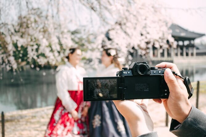 Hanbok Photoshoot and History Tour at Gyeongbokgung Palace - Gwanghwamun Gate photoshoot: Seoul’s famous backdrop, in costume