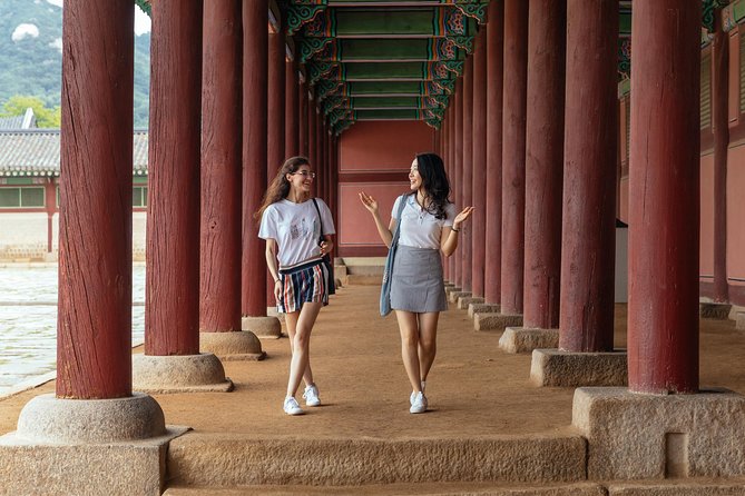 Highlights & Hidden Gems With Locals: Best of Seoul Private Walking Tour - Stop 2: Jogyesa Temple, a calm pause in the city center