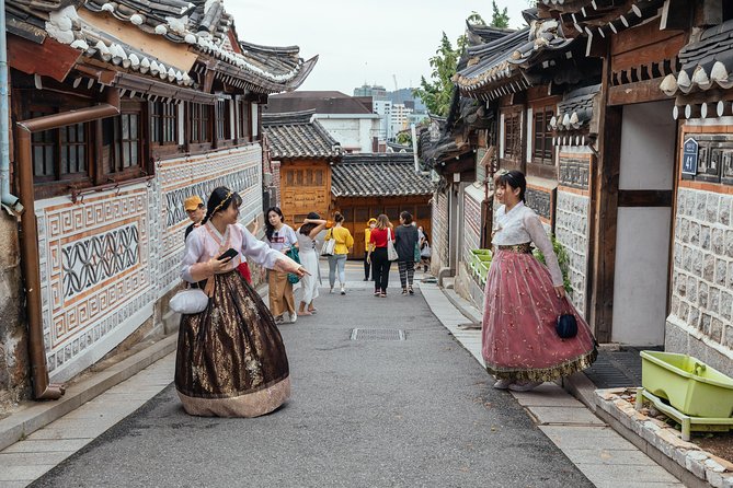 Highlights & Hidden Gems With Locals: Best of Seoul Private Walking Tour - Stop 3: Bukchon Hanok Village, hanok streets and viewpoint moments