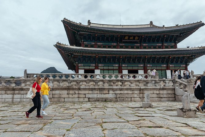 Highlights & Hidden Gems With Locals: Best of Seoul Private Walking Tour - Stop 4: Gyeongbokgung Palace, 30 minutes with local stories