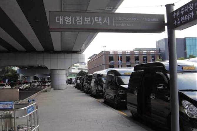 Jeju Airport Transfer - Flight tracking and small-group logistics that make the ride feel calmer