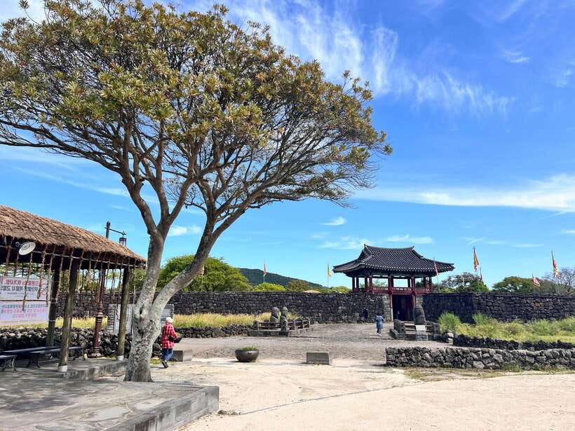Jeju: East of Jeju Island Bus Tour from Seogwipo City - Seongeup Folk Village: tradition you can walk through