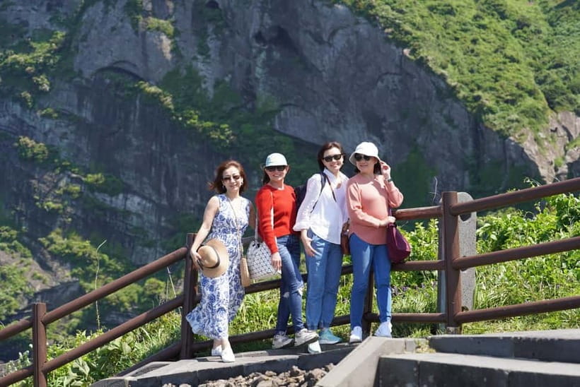 Jeju: Eastern Jeju UNESCO Spots Day Tour - Hamdeok Seoubong Beach: turquoise first, photos easy