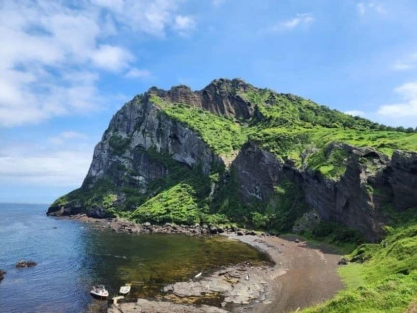 Jeju: Eastern UNESCO and Must-See Spots Tour - Hamdeok Beach: White Sand, Emerald Water, and a Calm First Hour