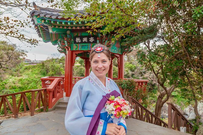 [Jeju] Hanbok Private guide tour & photo session in beautiful Yongduam rock, - The 1-hour plan, private pacing, and timing choices