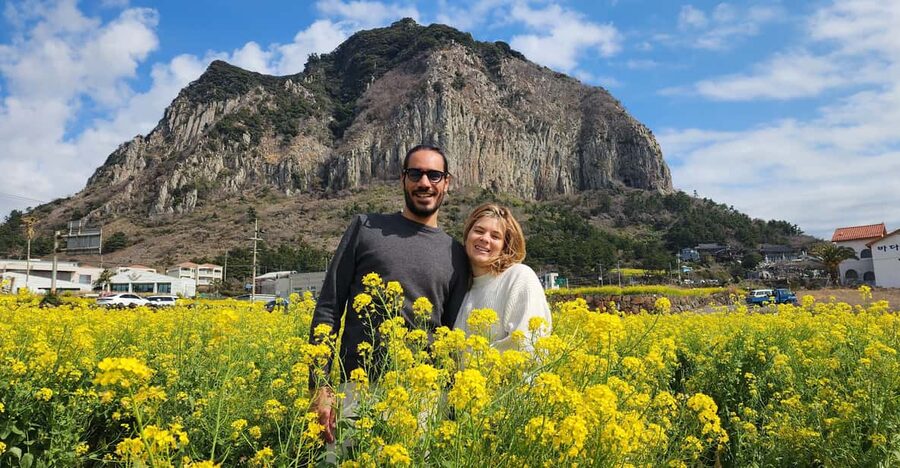 Jeju Island: Full-Day Customizable Private Guided Car Tour - Dongmun Traditional Market for souvenirs and real Jeju snacks