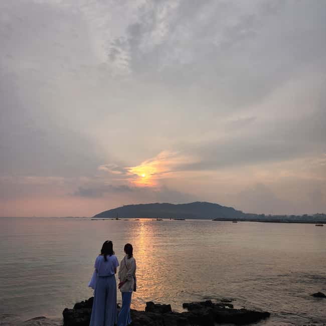 JEJU ISLAND : Higlights SUNRISE guided Tour - The sunrise viewing: early arrival, short hike, and photo time
