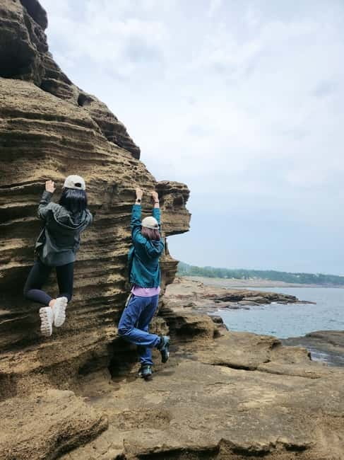 Jeju: West & South Full-Day Authentic Tour - Eongdeongmul Valley and Hueree Park: quiet scenery between hits