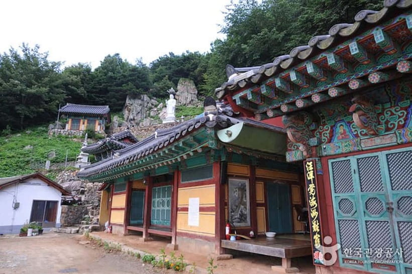 Jeonju: Private Taxi Tour Car Charter - Jaman Mural Village, old gates, and historic corners for picture people