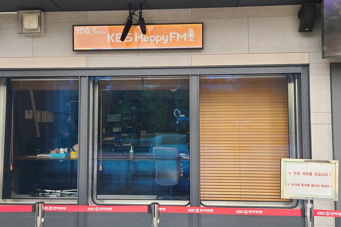 K-POP Experience in Seoul: Real K-POP Agency & Fan Culture - The message-and-goods moment at MAKESTAR