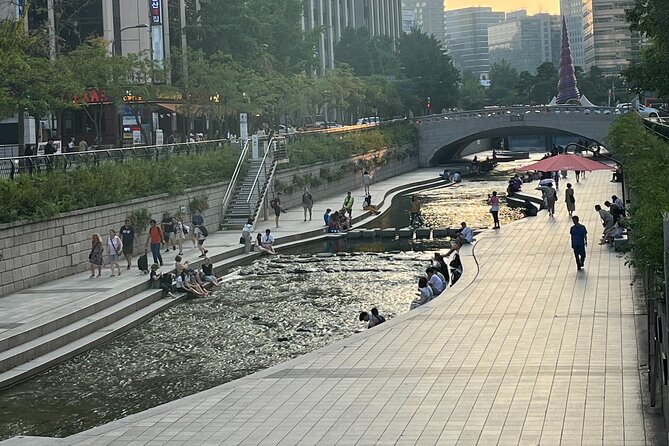 [KoreaByLocal] Authentic Seoul Night Walk and Chicken & Beer - Cheonggyecheon Stream at Night: A Calm Start With Real-World City Stories