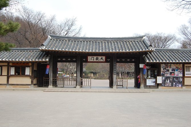 Korean Heritage Tour: Palaces and Villages of Seoul Including Gyeongbokgung Palace - Lunch and the real question: how salesy is the ginseng stop?