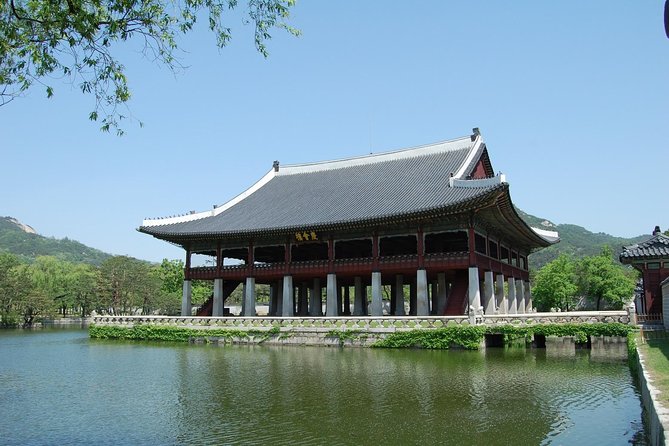 Korean Palace and Temple Tour in Seoul: Gyeongbokgung Palace and Jogyesa Temple - The ginseng center stop: educational potential, sales pressure reality