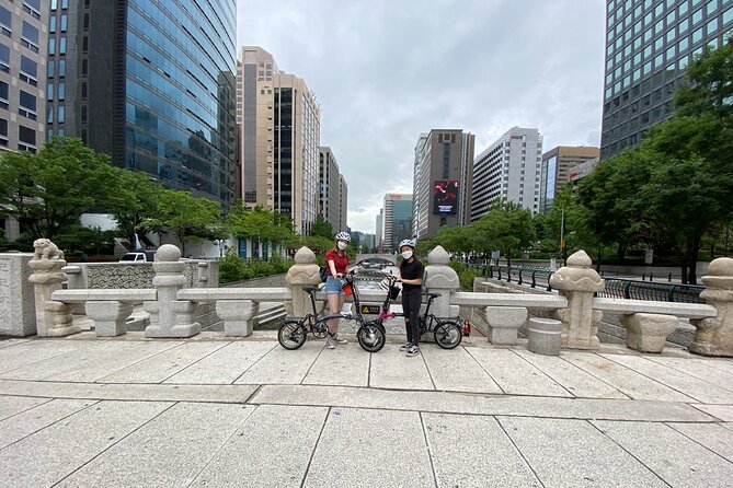 Market Food Tour & Evening E-bike Ride in Seoul - Gyeongbokgung Palace gate: a quick hit of Seoul’s royal center