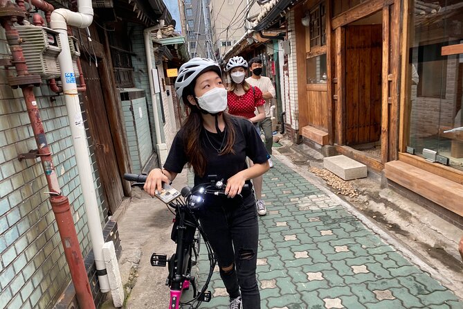 Market Food Tour & Evening E-bike Ride in Seoul - Sewoon Arcade (Makercity Sewoon): architecture from the 70s, refit for today