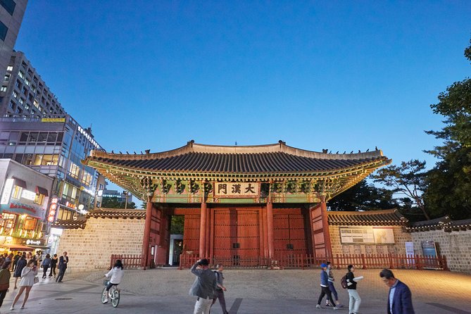 Moonlight Rainbow Fountain Show Night Tour in Seoul - Stop 3: Namsan Baekbeom Square and the Seoul City Wall walk (30 minutes)