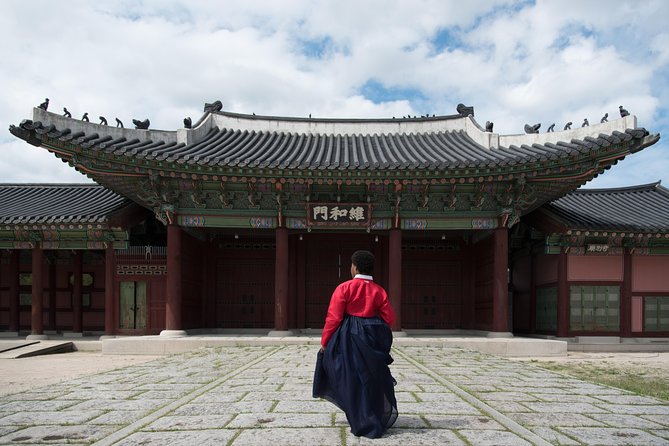 Private Palace Photo Shoot in Seoul with a Photographer - How Justin Helps You Look Good, Not Stiff