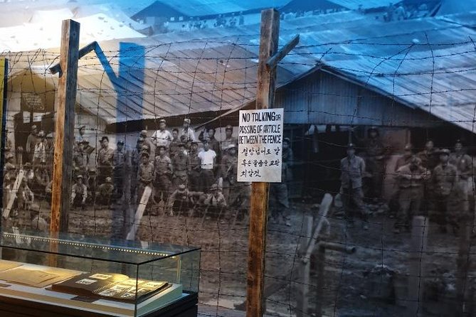 Private Tour: Talk show with N.K. Defector and Short Hiking - War Memorial of Korea: the Korean War from indoor to outdoor
