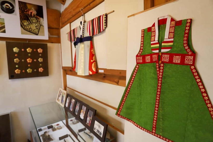 Seoul: Bukchon Hanok Village Walking Tour - Inside Typical Hanok Houses: What You Learn From the Layout