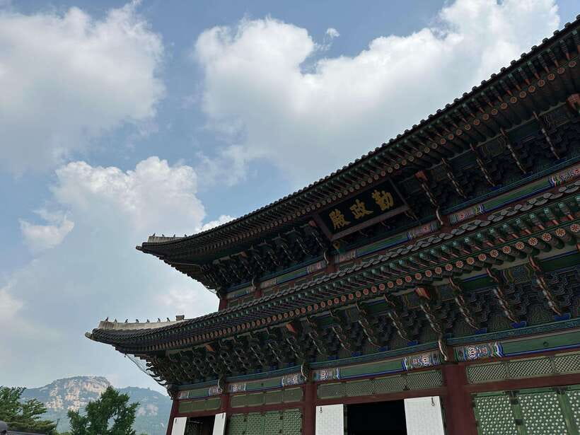 Seoul City Tour: Gyeongbok Palace, N Tower & Local Market - Gyeongbokgung Palace and the Changing of the Guard Ceremony