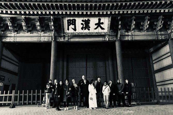 Seoul: Evening Dark History, Folklore & Ghost Story Walking Tour - Gyeonghuigung Palace: the main event and the atmosphere test