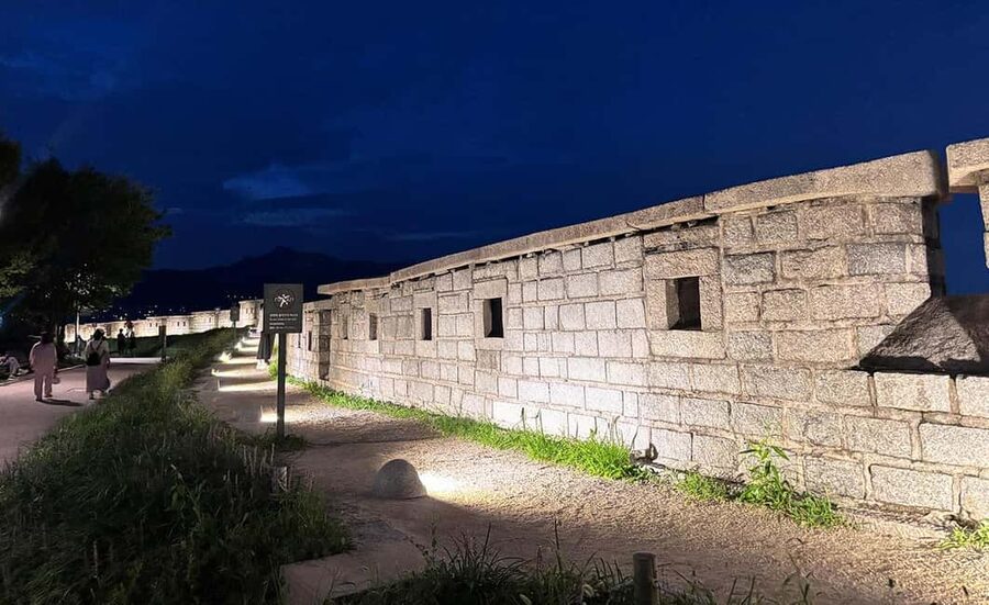Seoul Evening Tour:Naksan Park&Eungbongsan - Guides and language: what you should look for in the reviews