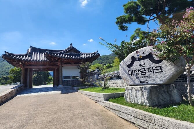 Seoul Food: Banchan, Bibimbap, and Beyond - Gyeongbokgung Palace Area: Royal Grounds and the Idea of a Formal Meal