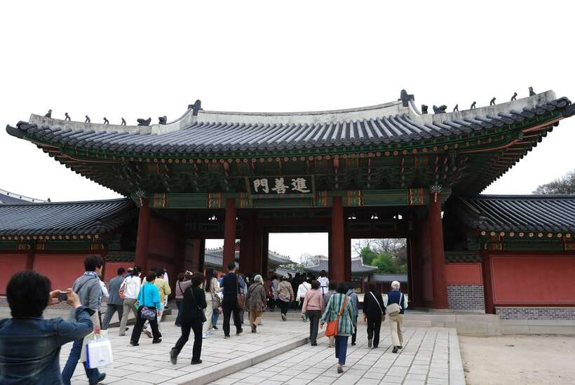 Seoul: Full-Day Royal Palaces Private Tour - Namsangol Hanok Village, plus the Monday switch to Bukchon