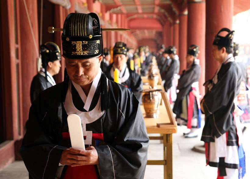 Seoul: Full-Day Royal Palaces Private Tour - Pickup and minivan logistics that save your day