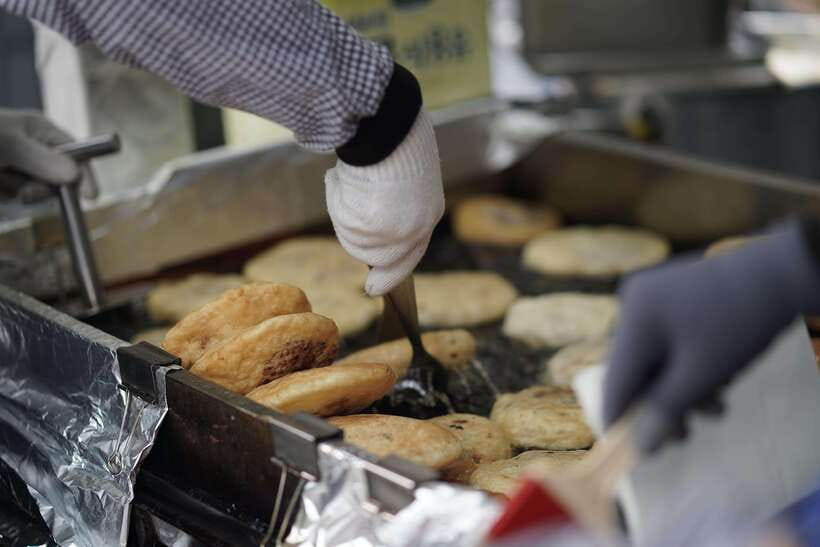 Seoul: Guided Street Food Tour at Namdaemun Market - Sungnyemun Gate photo stop, history you can actually see