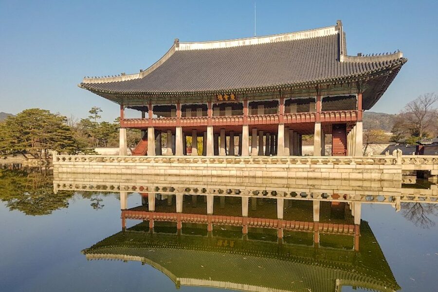 Seoul: Gyeongbok Palace and Bukchon Hanok Walking Tour - Public transport tips, transit etiquette, and interacting like a guest