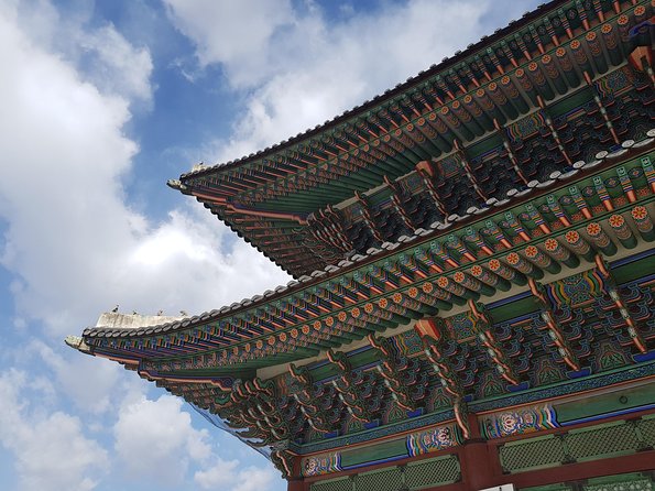 Seoul: Gyeongbok Palace, Bukchon Village, and Gwangjang Tour - Guides, Photos, and How the Group Moves Through Seoul
