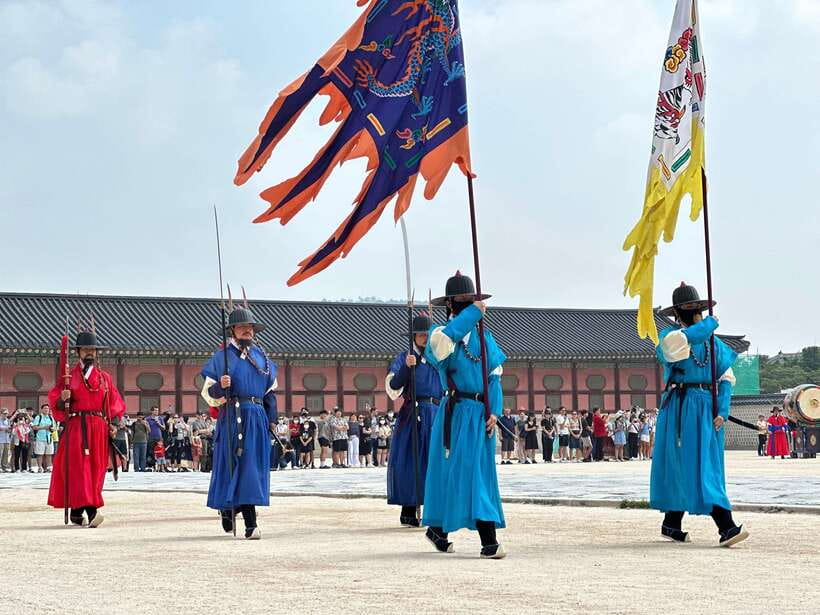 Seoul Highlights: Gyeongbok Palace, Insadong & N Seoul Tower - Seeing the Changing of the Guard at Gwanghwamun